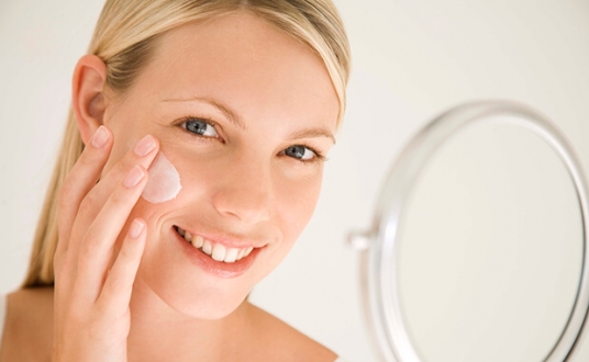 Yağlı Cilde Fondöten Nasıl Sürülür