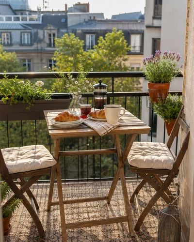 Küçük balkon dekorasyon fikri 5 — şehir balkonu dekorasyonu
