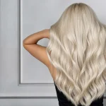 Platin sarı uzun dalgalı saç modeli