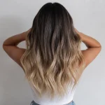 Ombre uzun dalgalı saç modeli koyudan açığa geçiş